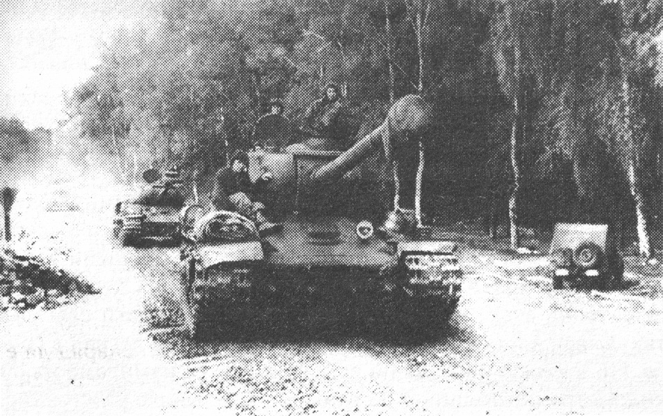 Колона съветски тежки танкове ИС-2 напредва по пътищата на Германия 75_kolona.jpg